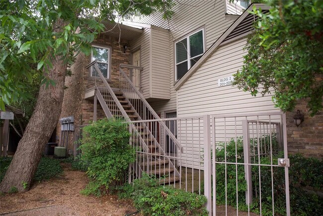 Building Photo - 7340 Skillman St