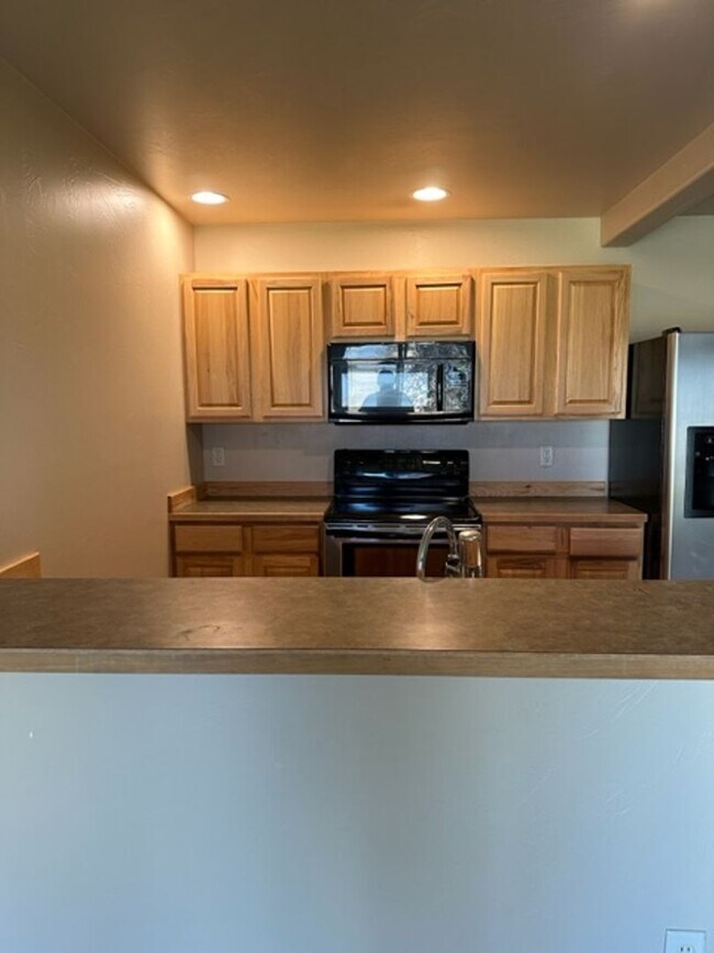 Building Photo - 923 Saxon Way
