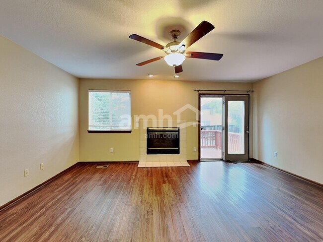 Foto del edificio - 2325 Hyacinth Rd