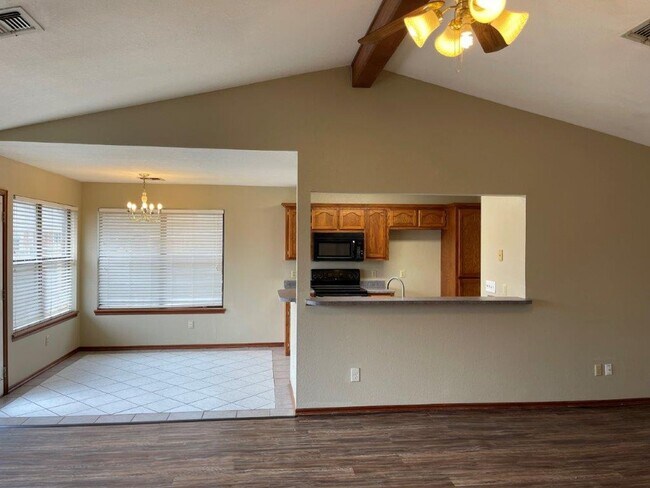 Building Photo - 3 bed, 2 bath with a 2 car garage for rent in Moore near Eastern between 12th and 27th streets!
