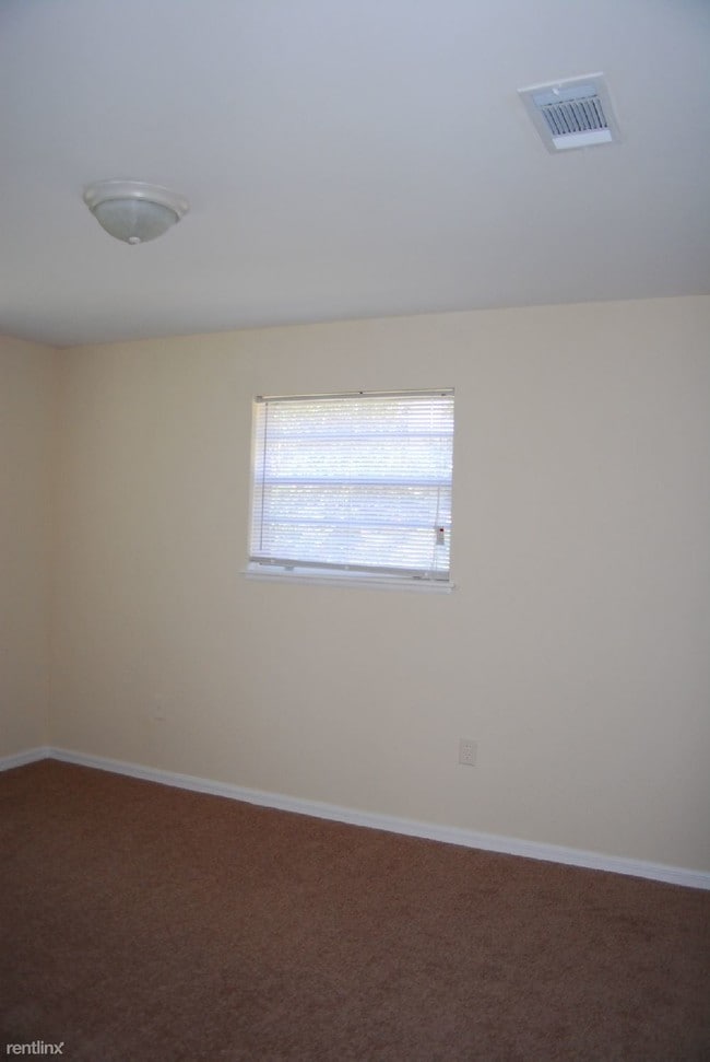 Building Photo - 3 br, 1 bath House - 2615 Demaret Dr