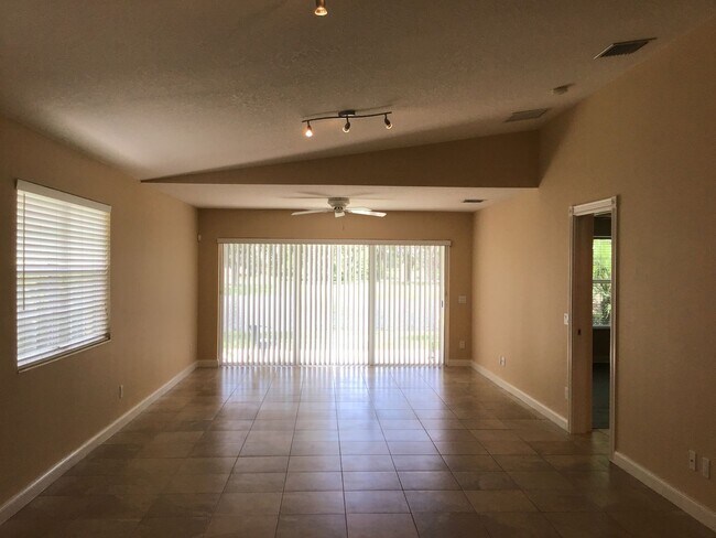 Foto del edificio - 11824 Delfina Ln