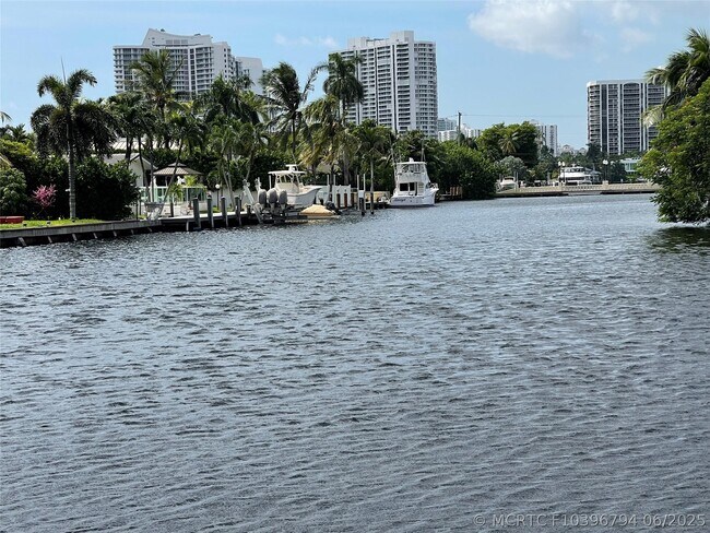 Foto del edificio - 401 Golden Isles Dr