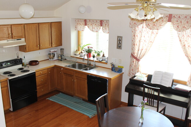 kitchen - 2350 Moorgate Dr