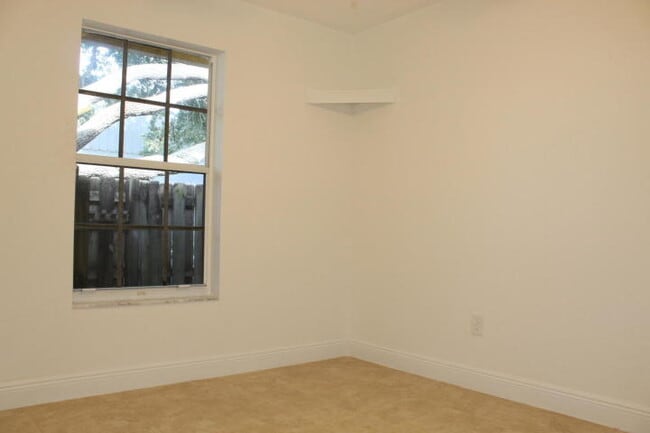 Building Photo - 321 W Mango St
