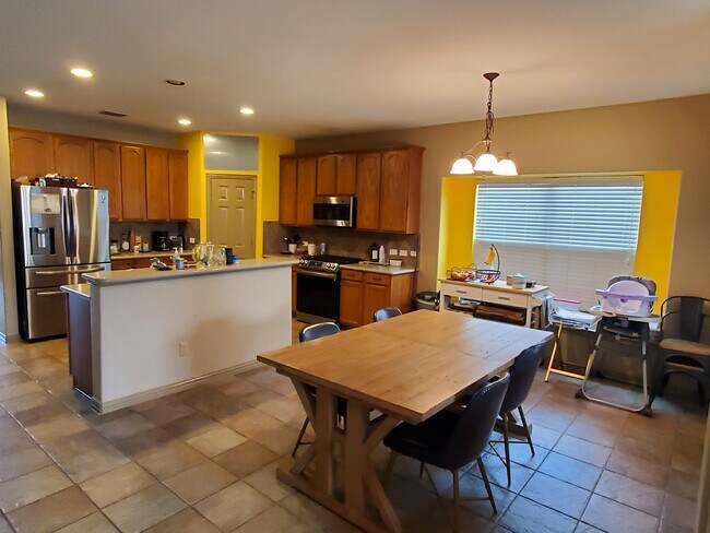 Building Photo - 9401 Caliente Dr