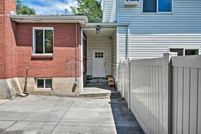 Building Photo - 462 E Haven Ave