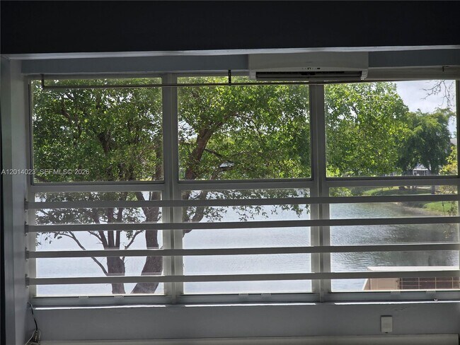 Foto del edificio - 19080 NE 3rd Ct