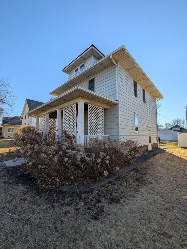 Building Photo - Spacious 3 Bedroom Home with 2 Car Garage and Large Yard!