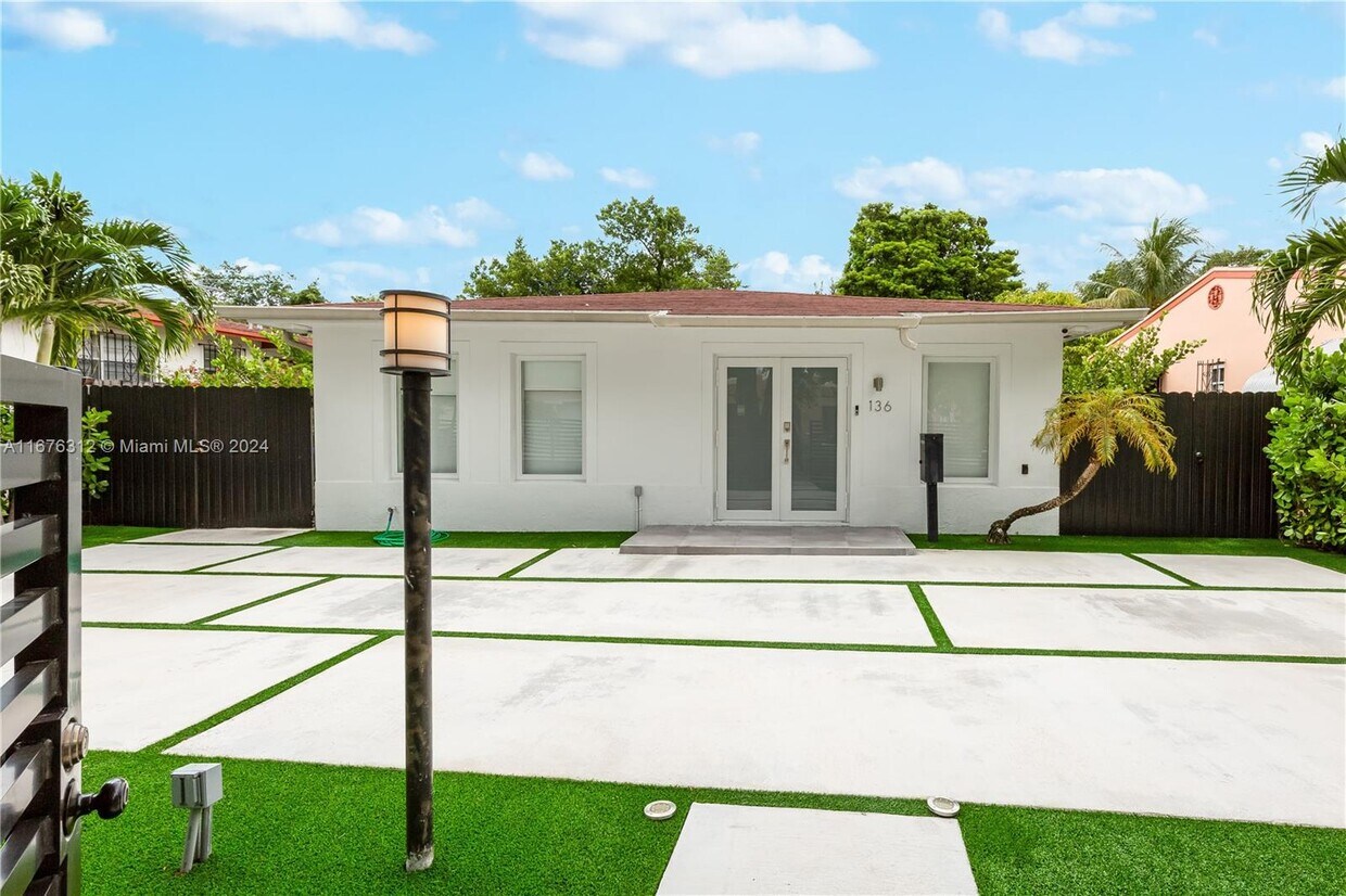 Foto principal - 136 NE 50th St