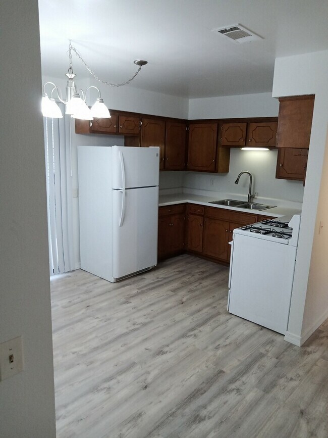 Dining/Kitchen - 548 E Moore St