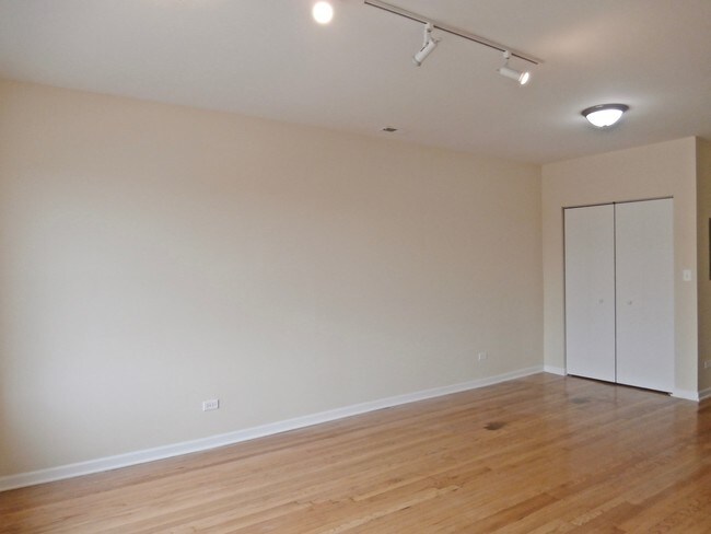Foto del edificio - 3123 W Lawrence Ave