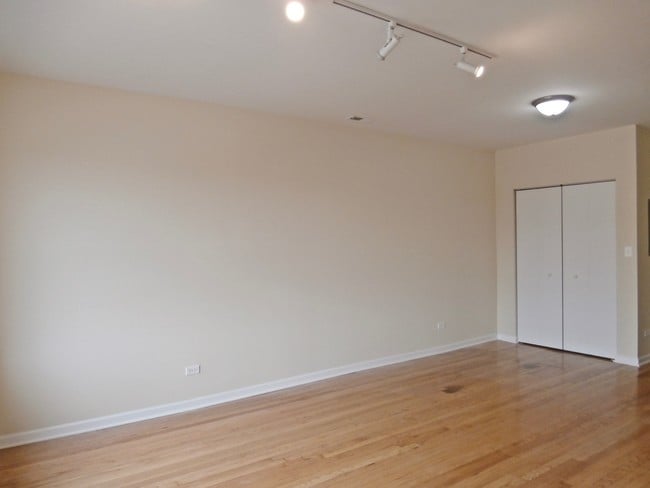 Building Photo - 3123 W Lawrence Ave