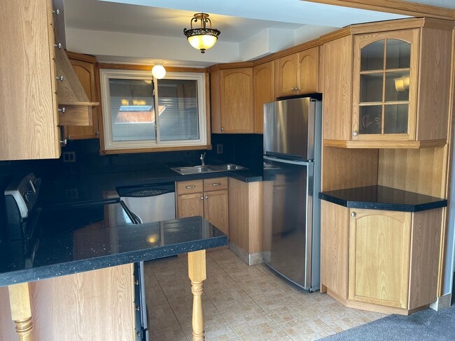 Building Photo - SPOTLESS 3-BDRM MAIN FLOOR APT FOR RENT IN...