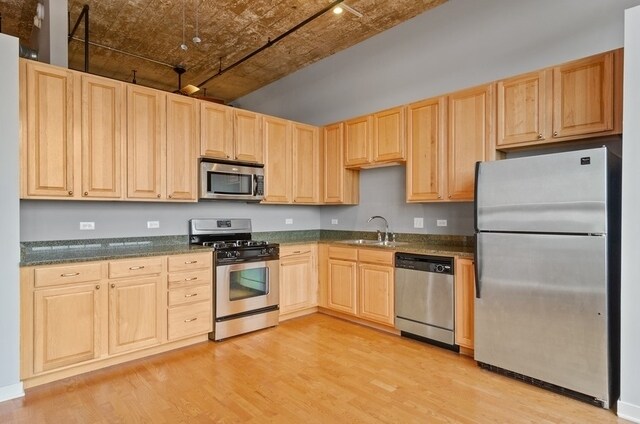 Foto del edificio - 3963 W Belmont Ave