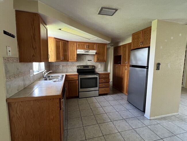 Building Photo - 7303 Deerfield Dr