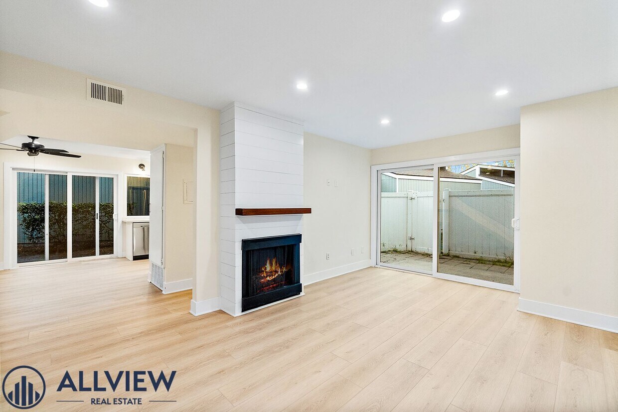 Primary Photo - Contemporary 2 Bed/1.5 Bath Home in Newpor...