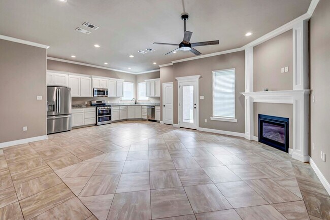 Building Photo - 8608 Luz Dr