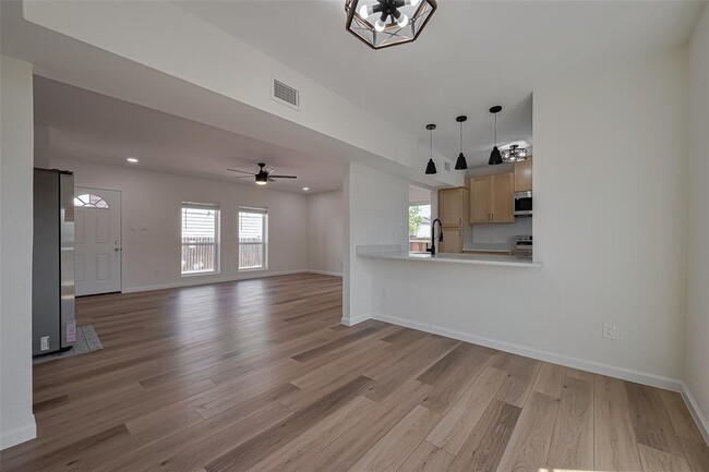 Building Photo - 5922 Fairdale Ln