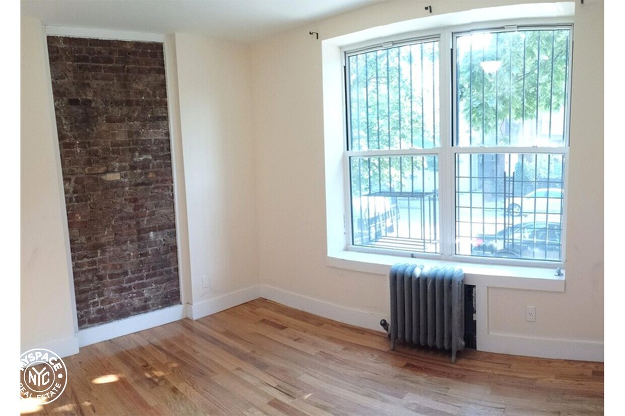 Building Photo - 526 Dahill Rd