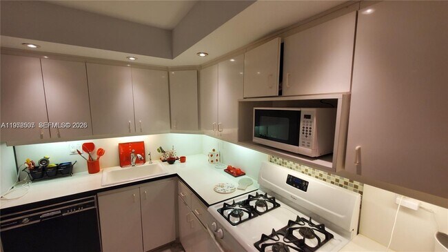 Building Photo - 2030 S Ocean Dr