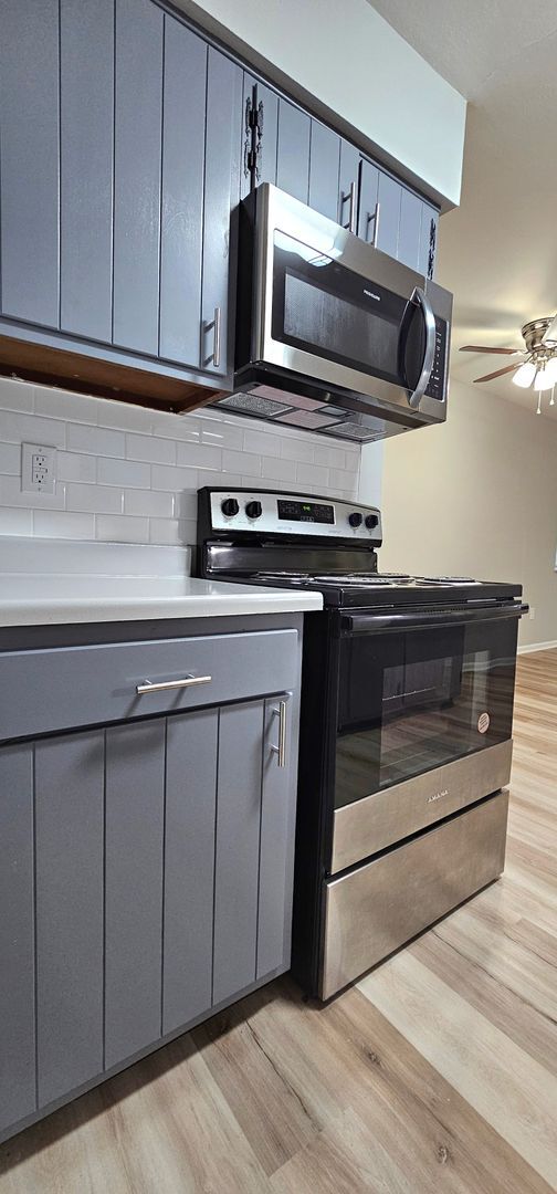 Foto del edificio - 3030-3032 Creekview Circle