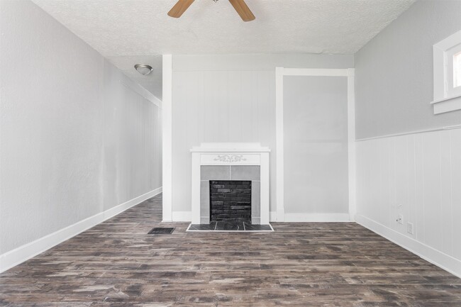 Living room facing hallway. - 1150 Tecumseh St