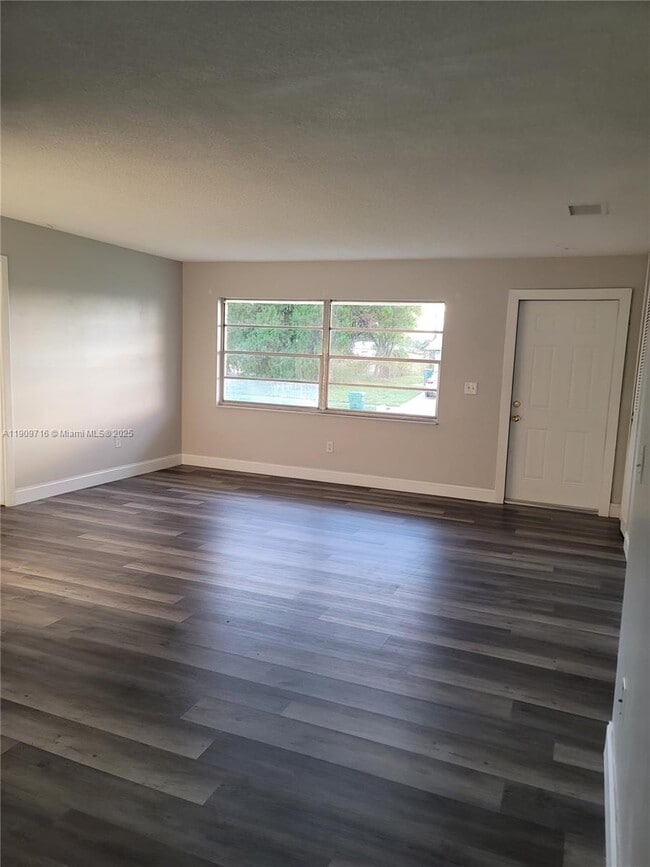 Building Photo - 622 Plymouth St