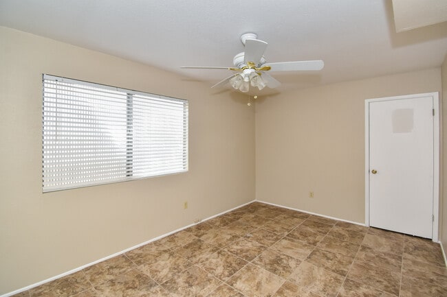 Building Photo - 1413 E Torrey Pines Cir