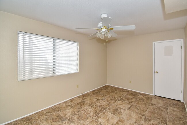 Foto del edificio - 1413 E Torrey Pines Cir