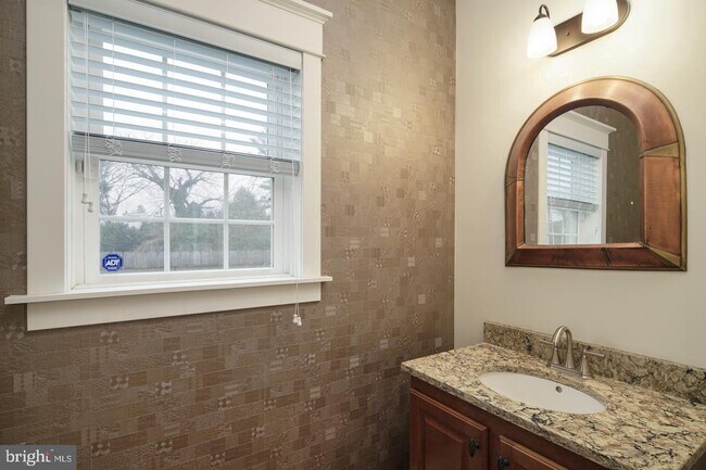 Building Photo - 538 Leverington Ave