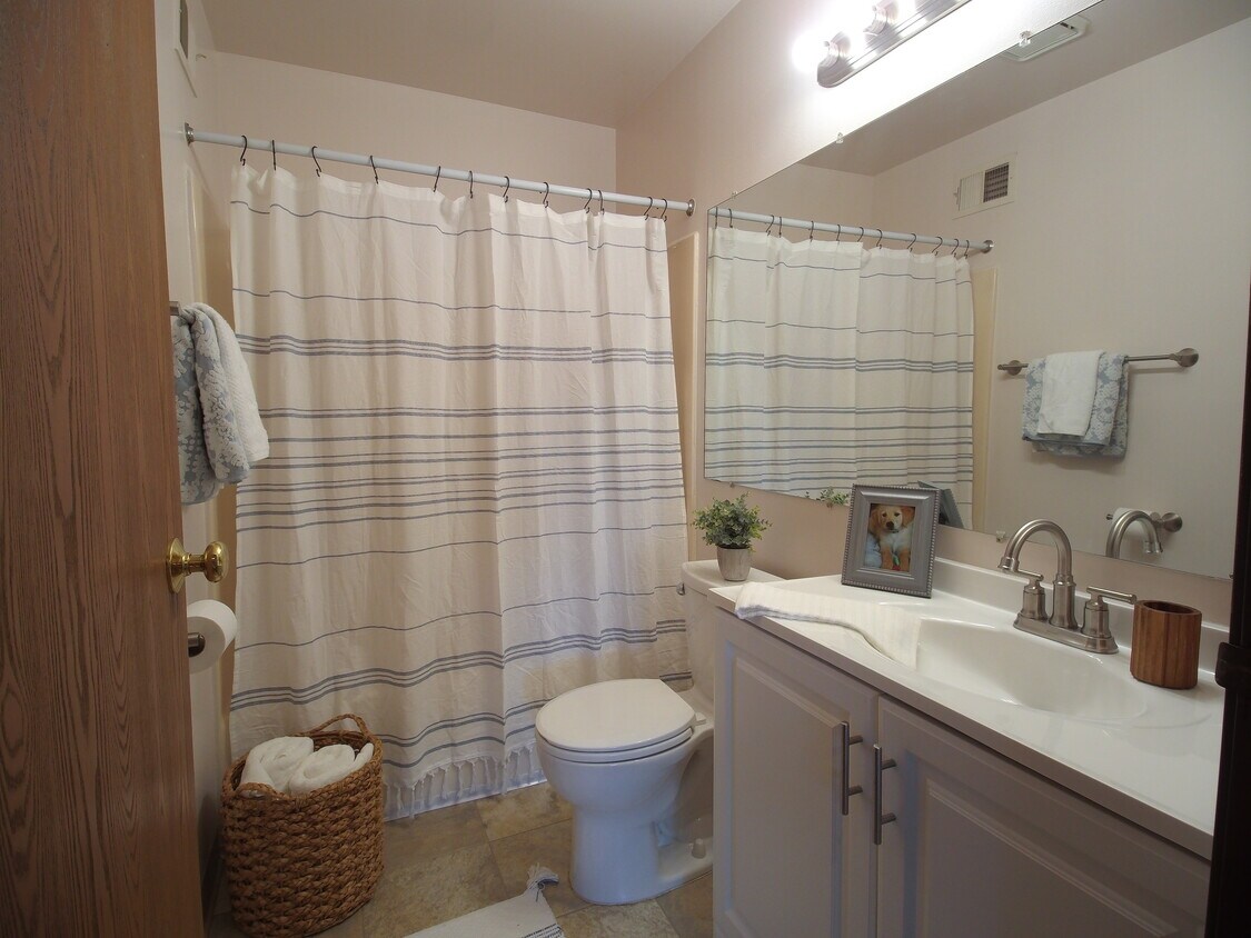 ¡Baño completo - Village Square Townhomes