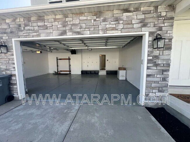 Building Photo - 1754 Oakwood Ln