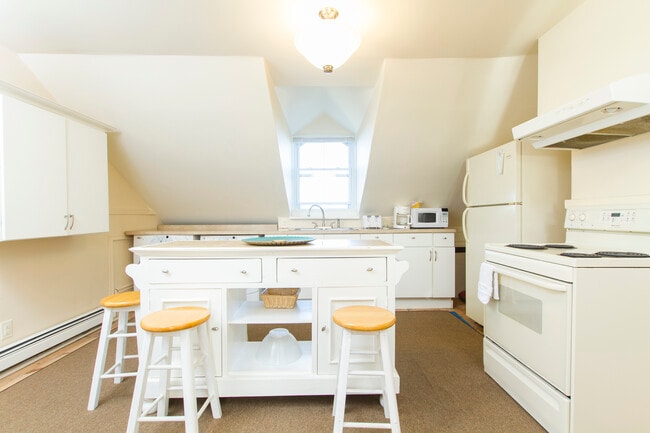 Clean and bright kitchen (w/d not in photos) - 95 Coggeshall Ave