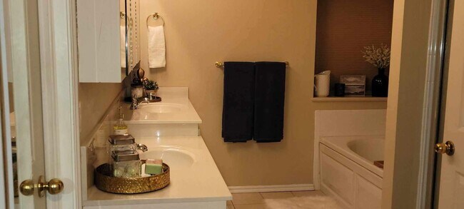 Building Photo - 4 bed in Putnam City! New luxury plank flooring , carpet , paint and new electric range!