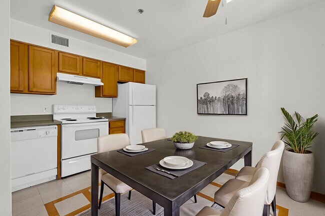 Foto del edificio - Thunderbird Apartments on 23rd Ave