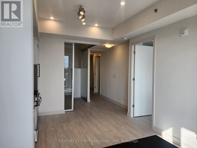 Photo du bâtiment - 422-490 GLEN EVEREST RD Rd