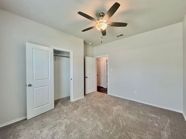 Building Photo - 202 S Rainbow Dr