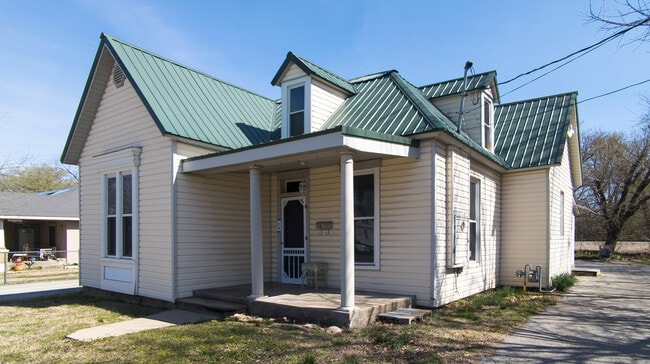 Building Photo - 617 Holcomb St