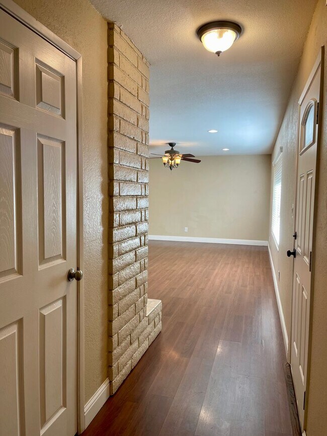 Building Photo - LARGE 4 BEDROOM 2 BATH HOUSE W/SWIMMING PO...
