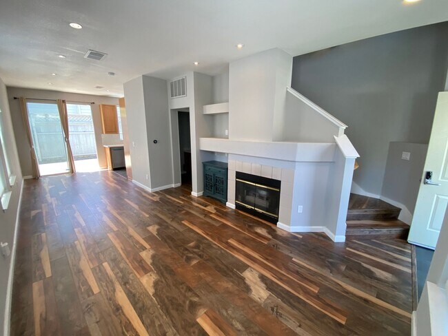 Foto del edificio - ALMADEN LAKE - Updated townhome with centr...