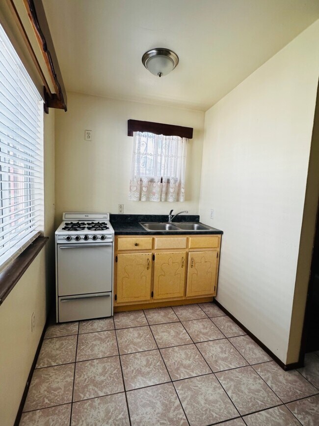 Foto del edificio - 2221 Bassett Ave
