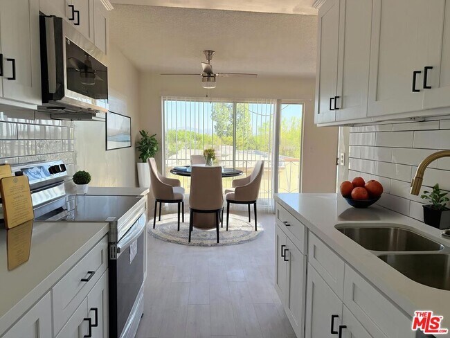 Foto del edificio - 10200 De Soto Ave