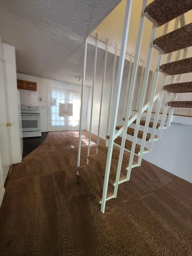 Building Photo - Awesome 2 Bed/1.5 Bath T'House!  Only $1,0...