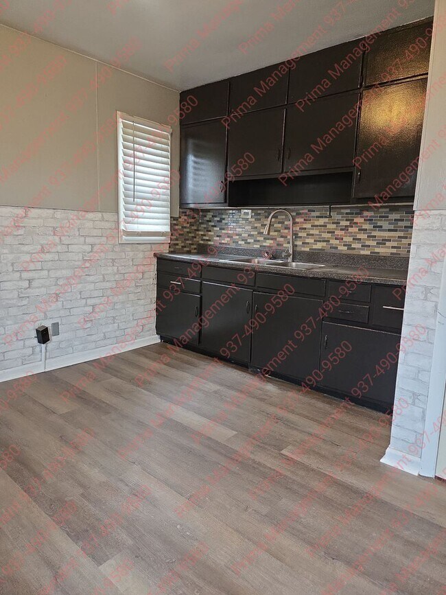 Foto del edificio - Great 3 bed 2 bath with AC close to everything!