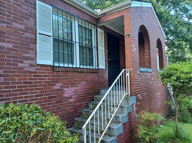Building Photo - 162 Fairburn Rd SW