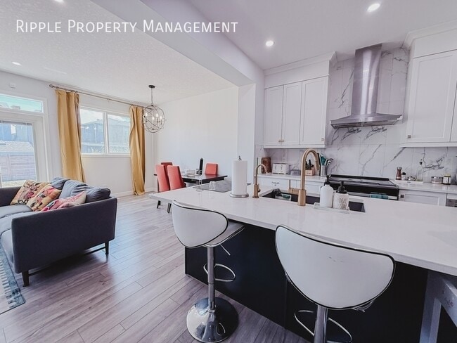 Building Photo - AMAZING 3 BEDS, 3.5 BATHS HOUSE | SOLAR PANELS & PRIVATE YARD