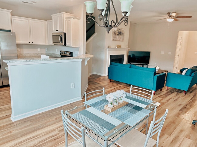Building Photo - Room in Townhome on Kudzu St
