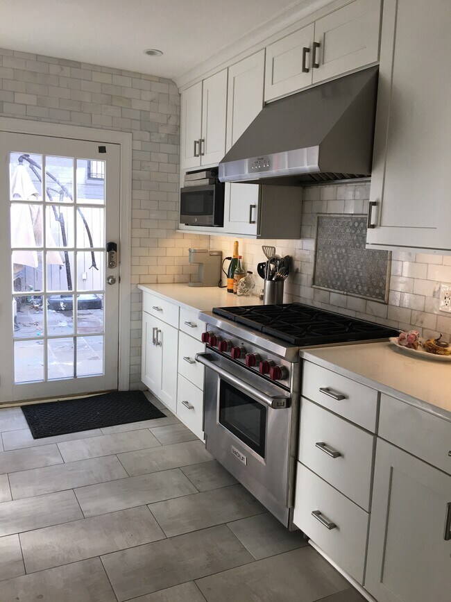 Kitchen (Wolf GAS stove) - 1237 Potomac St NW