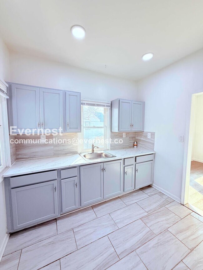 Building Photo - 2 Bed/1 Bath Home with Off-Street Parking / Vouchers Accepted / Available Now!